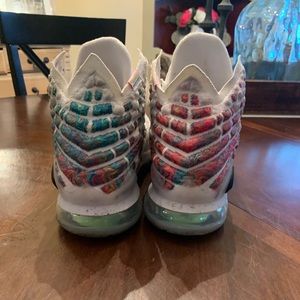 Nike Lebron 17 air command force. Mens 9.5 worn about 5 times.